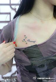 Koloru malgrandan freŝan belan floron tatuaje