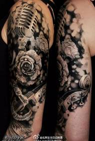 Μαύρο γκρι στυλ τατουάζ μικροφώνου τατουάζ
