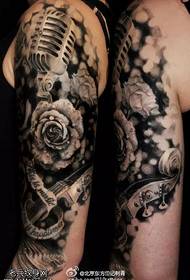 Modello di tatuaggio microfono stile grigio nero