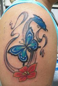 Красивая и элегантная татуировка бабочка