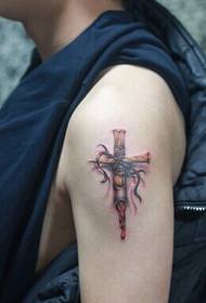 Tattoo ya xaçê ya 3D ya li ser milê