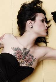 Tatuaggio di bellezza alla frontiera della moda