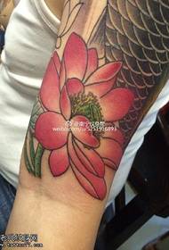 Patrún tattoo dearg dearg Lotus atmaisféarach