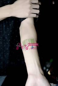 Stilingas žalios brūkšninio kodo rankos tatuiruotės paveikslėlis