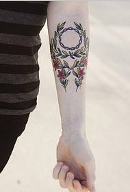Beautiful fashion good looking small leaves tattoo pattern picture on the arm