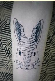 Braço elegante belo padrão de tatuagem de coelho abstrato para apreciar fotos