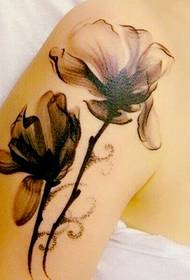 Vrouwelijke arm verse bloem tattoo foto