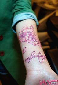 Immagine rosa fresca del tatuaggio del braccio del fiore di pesco