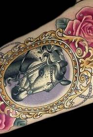 Persoonlijkheid arm paard roos tattoo patroon om van de foto te genieten
