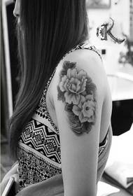 Módní ženské rameno krásné pivoňka tetování obrázek obrázek