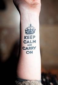 Braccio corona con lettera tatuaggio immagine