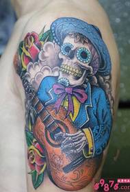Mtu viziwi akicheza gitaa la mkono wa tattoo ya gitaa