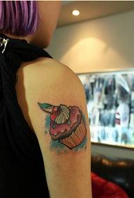 Braç femení imatge de patró de tatuatge de pastís