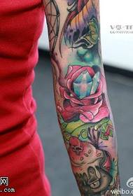 Splendido motivo a tatuaggio con diamante rosa