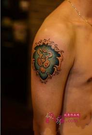 Immagine creativa del tatuaggio del braccio del bollo del leone