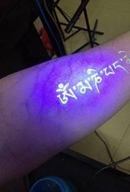 Sanskritoaren tatuaje fluoreszenteko besoaren nortasun dotorea