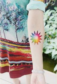 Trazo de tatuaxe de sol fermoso brazo feminino