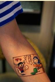 Doraemon татуировкасы үлгісіндегі әдемі қол