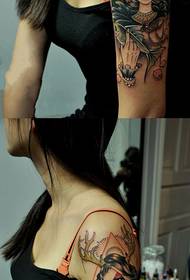 Творческа снимка на триъгълник очи лосове женска ръка татуировка