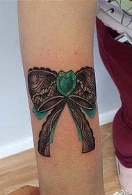 Mooie vrouwelijke armboog tattoo foto om van foto's te genieten