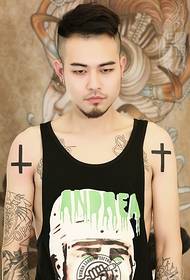 Personaliseret mandlig arm simpelt kors tatoveringsbillede