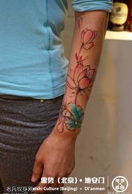 Nuostabus lotoso tatuiruotės modelis