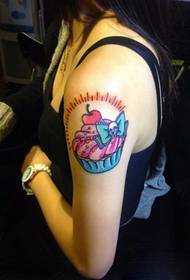 Douce image de tatouage bras petit gâteau