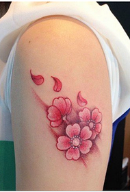 Hermosa y hermosa imagen colorida del tatuaje de la flor de cerezo en el brazo