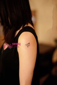 Fotografia e tatuazhit të modës së modelit të aeroplanit të vajzës në krah