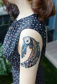 Faisean lámh na mban ag breathnú go maith ar phictiúr léirithe ildaite tatú tattoo