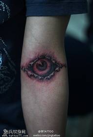 Magjike dhe model i çuditshëm i tatuazheve të syrit