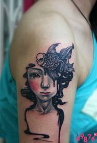 Meno vėjo grožis su žuvies rankos tatuiruotės nuotrauka