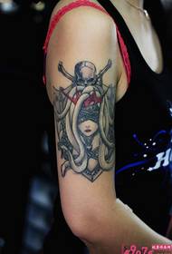Immagini paragonabili del tatuaggio del braccio di Duza