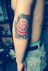 Imaxe creativa do tatuaje do brazo de remolino