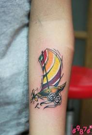 Immagine creativa del tatuaggio del braccio della piccola barca a vela del mare