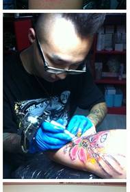 Modello di tatuaggio colorato maschera antigas