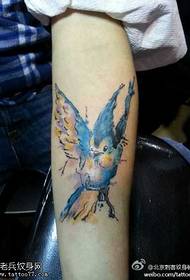 un motif de tatouage d'oiseau bleu plume