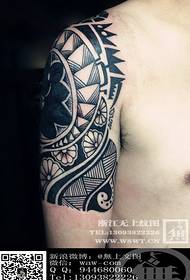 Geometrische totem tattoo