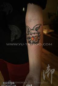 腕の邪悪なウサギのタトゥーパターン