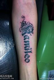 Padrão de tatuagem de letra preta de maré não convencional