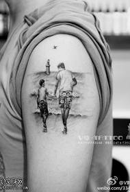 Abbia amorevole modello di tatuaggio caldo padre e figlio