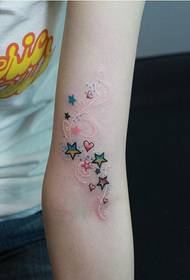 Bella donna armata di un bellissimo amore e immagini a stella a cinque punte con disegni a forma di tatuaggio a stella