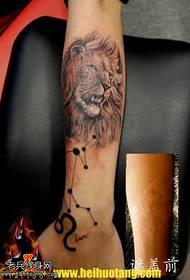Model de tatuaj de leu maiestuos cu stea braț