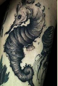 Рука черно-серый гиппокамп татуировки рисунок рекомендуемый рисунок