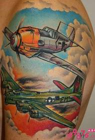 Imagen de tatuaje pintado de avión de moda de brazo