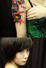 Immagine spaventosa del tatuaggio del braccio di bellezza della cobra