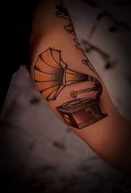 Gambar tato lengen gramophone Retro