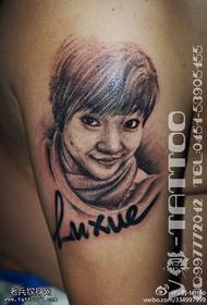 Tetovējuma modelis ar īsiem matiem smaidoša meitene
