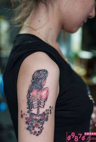 Immagine creativa del tatuaggio del braccio dell'avatar di bellezza del cranio
