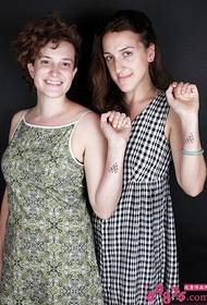 Meisje geluk leafde hert kreatyf tatoeëringsfoto